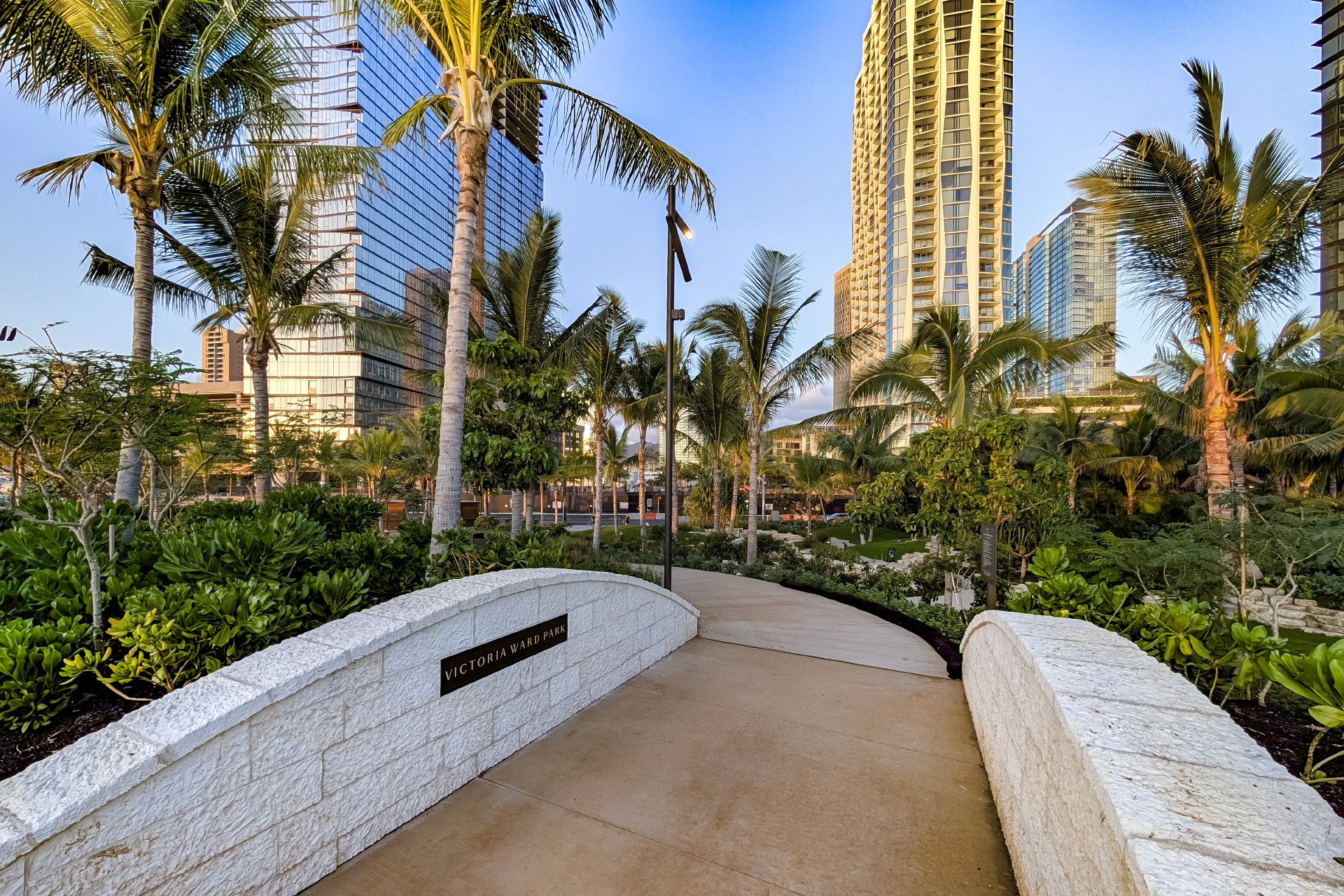 Victoria Ward Park Walkway to Ala Moana Pedestrian Bridge